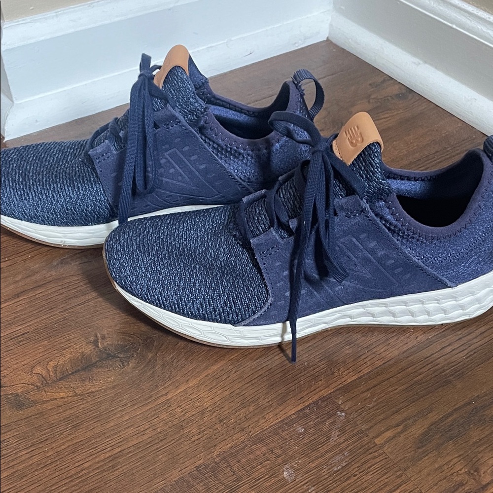 New Balance women’s Navy Sneakers, fresh foam size 8.5. Gently worn